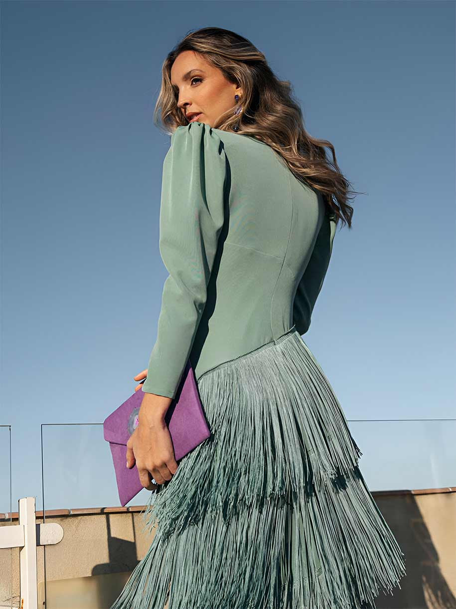 Francesca – Elegante vestido con flecos en color salvia