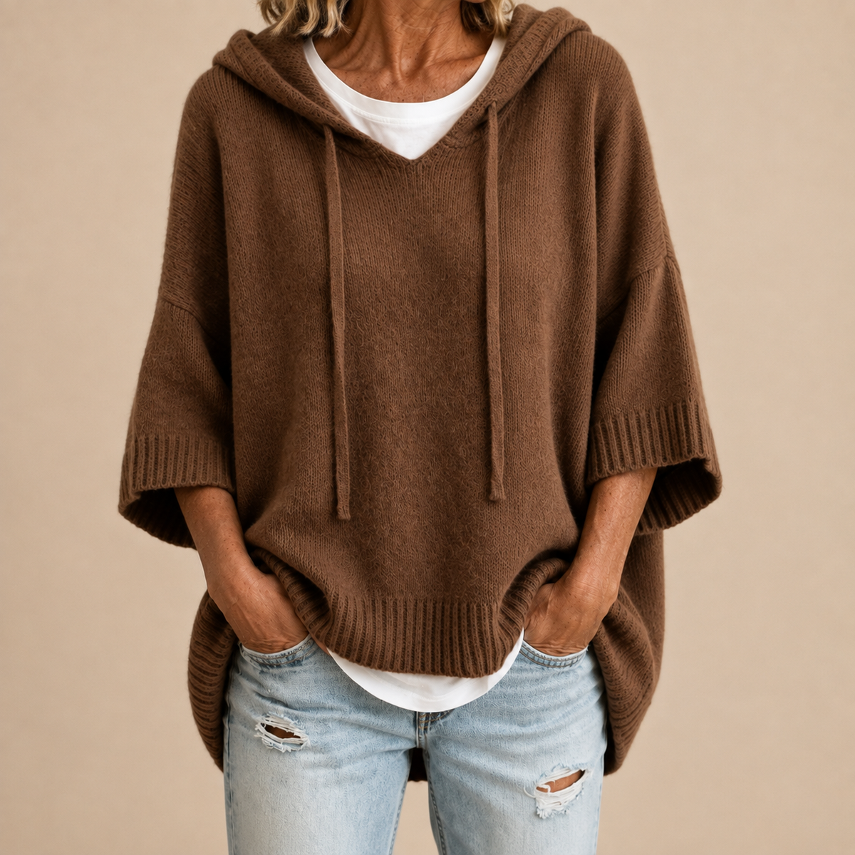 Ottavia | Maglione tipo poncho in maglia con cappuccio e maniche a tre quarti.