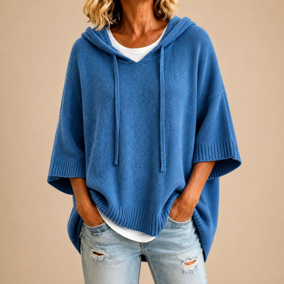 Ottavia | Maglione tipo poncho in maglia con cappuccio e maniche a tre quarti.