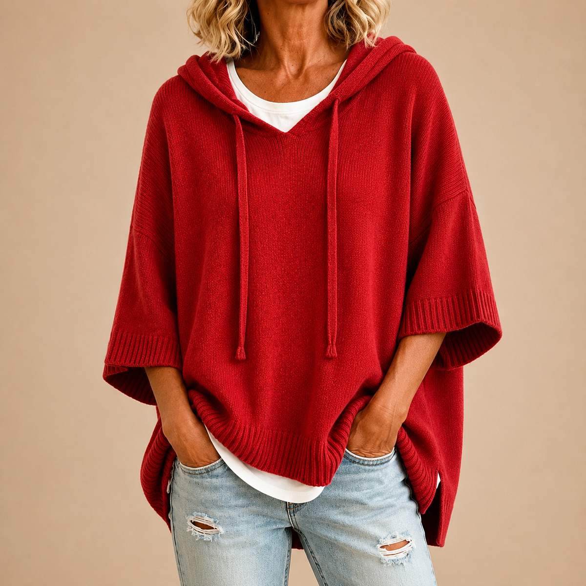 Ottavia | Maglione tipo poncho in maglia con cappuccio e maniche a tre quarti.