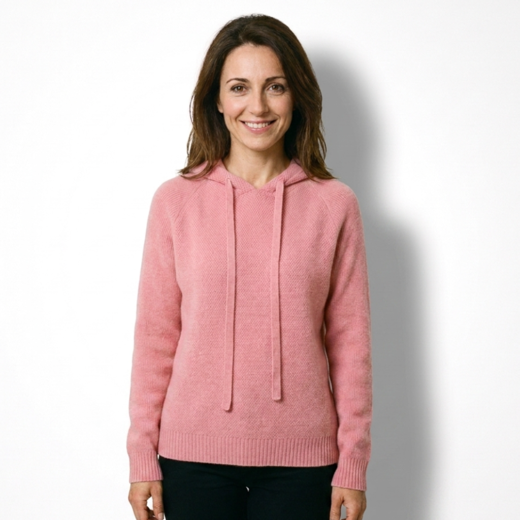 Camilla | Felpa in maglia morbida con cappuccio integrato e cordoncini frontali.