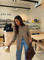 Martina | Blazer asymétrique à carreaux taupe