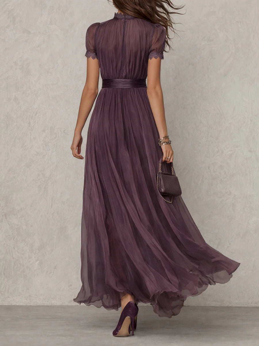 Flavia | Elegante vestido largo violeta con escote en forma de gota y encaje